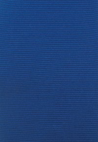 Ribbat blått tyg med en jämn textur, med jämna horisontella linjer. Färgen är en djup, livlig blå genom hela tyget.