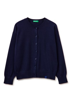 Granatowy dzianinowy kardigan z długimi rękawami, okrągłym dekoltem i sześcioma guzikami z przodu, ułożony płasko na białym tle.