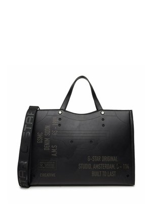 Černá taška na rameno s dvojitými uchy a značkovým ramenním popruhem, na kterém je vyražený text včetně "G-Star Original" a "Studio Amsterdam".