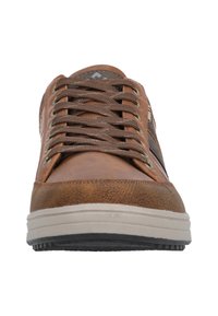 Brun lädersneaker med snörning, texturerad yta, en krämfärgad gummisula och subtil logotyp. Innehåller metallöglor och kontrasterande accenter.