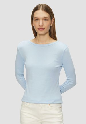 Lichtblauw longsleeve shirt met een ronde hals en zachte textuur, gecombineerd met witte broeken. Eenvoudig ontwerp, geen zichtbare patronen of hardware.