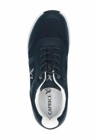 Dunkelblauer Sneaker mit strukturiertem Mesh-Obermaterial, weißen Akzenten und farblich abgestimmten Schnürsenkeln. Verfügt über eine runde Zehenpartie und eine gepolsterte Sohle für zusätzlichen Komfort.