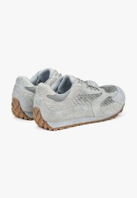 Grijze suède en mesh sneakers met textuuraccenten, gevoerde kraag en rubberen zolen met een geometrisch patroon.