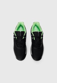 Ein Paar schwarze Sportschuhe mit Netz-Obermaterial, schwarzen Schnürsenkeln und leuchtend grünem Innenfutter auf einem weißen Hintergrund.