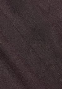 Texturovaná tkanina v tmavě hnědé barvě s diagonálním tkaním, s hladkým povrchem a jemným leskem. Ideální pro různé textilní aplikace.