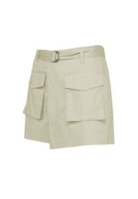 Beige cargoshorts met een riem, meerdere voorzakken en een gestructureerde stof. Het ontwerp is praktisch met een getailleerde snit.