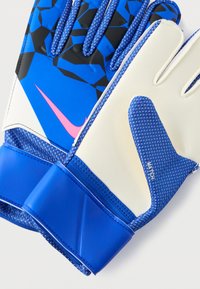 Μπλε γάντια τερματοφύλακα με υφασμένη μπλε και μαύρη εξωτερική επιφάνεια, λευκή παλάμη και μπλε λουράκι με τη λέξη "MATCH".