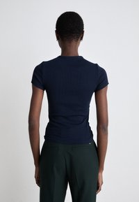 Tommy Jeans BADGE TEE - T-shirt basic - dark night navy