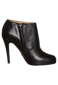 Czarne skórzane botki za kostkę na wysokim obcasie, z boku zapinane na zamek błyskawiczny i o gładkim wykończeniu. Projekt jest elegancki i dopasowany do sylwetki.