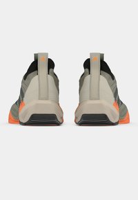 Γκρι και μαύρα αθλητικά παπούτσια με πορτοκαλί ακμές, με υφή στο επάνω μέρος, θηλιές για τράβηγμα και αεροδυναμική σιλουέτα. Σχεδίαση με παχιά σόλα.