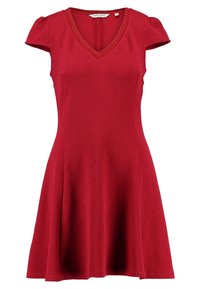 Vestido rojo con mangas cortas abullonadas, escote en V y falda acampanada. Hecho de una tela suave con una textura lisa. Detalle decorativo alrededor del escote.