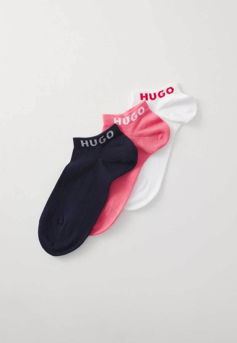 Drei Paar Knöchelsocken in Marineblau, Pink und Weiß, mit dem Markennamen "HUGO" in kontrastierenden Farben an den Bündchen gestrickt.