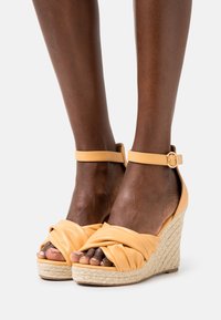 ONLY SHOES Sandály na vysokém podpatku - yellow