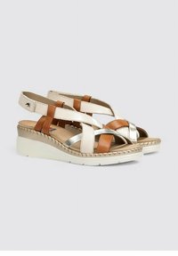 Sandalias cuña con tiras en beige, marrón y metálicas, con un borde trenzado y plantilla acolchada para mayor comodidad.