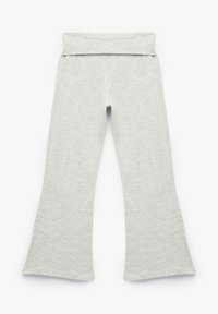 Harmaat levenneet legginsit pehmeästä ja joustavasta kankaasta. Ominaisuuksiin kuuluu leveä vyötärönauha ja sileä pinta, jotka on suunniteltu mukavuutta ja liikkumisen helppoutta varten.