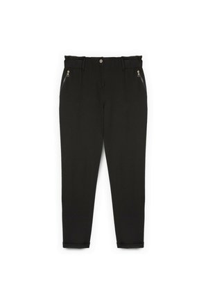 Pantaloni neri con vestibilità affusolata, caratterizzati da una texture liscia, una vita elasticizzata e tasche con zip su entrambi i lati.