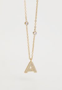 Goldkette mit einem mit Diamanten besetzten "A"-Anhänger, versehen mit einer zarten Kette und runden Akzentsteinen, die in die Glieder eingefasst sind.