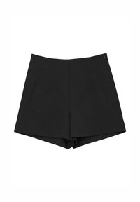 Pantaloni corti neri con una texture liscia, dotati di due tasche frontali angolate e un design su misura con un orlo pulito.