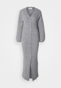 Cardigan lungo grigio con texture a costine, scollo a V e maniche lunghe. Presenta sei bottoni sulla parte frontale e uno spacco all'orlo.