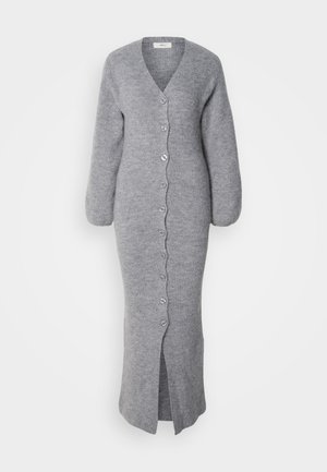 Cardigan longo cinza com textura canelada, decote em V e mangas longas. Apresenta seis botões na parte da frente e uma fenda na bainha.