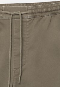 Kaki shorts med snor i livet, der har en glat tekstur, syede detaljer og en diskret sidelomme.