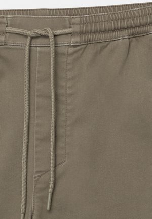 Șorturi taupe cu talie elastică și șnur, prezentând o textură netedă și un singur buzunar pe lateral.