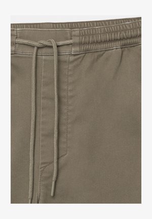 Taupe šorts s elastičnim pojasom i vezicom, koji imaju glatku teksturu i jednu bočnu džep.