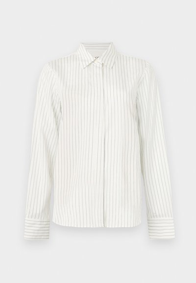 Camisa branca de botão com riscas verticais em cinza claro e azul, mangas longas, colarinho padrão e corte reto na bainha.