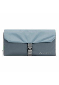 Borsa a roll-top grigia con pattina azzurro chiaro, superficie texturizzata e chiusura con fibbia regolabile. Include una tasca laterale con zip e logo.