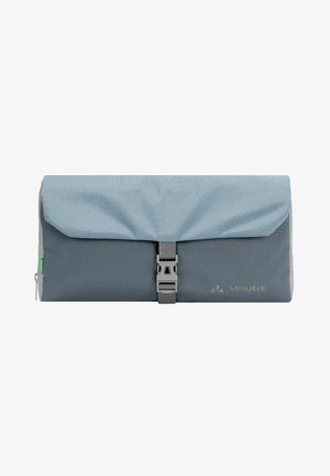 Graue Rolltop-Tasche mit hellblauem Deckel, strukturierten Oberflächen und verstellbarem Schnallenverschluss. Verfügt über eine seitliche Reißverschlusstasche und ein Logo.