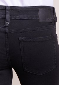 DRYKORN Vaqueros pitillo - black
