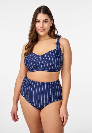 Marine bikini set met witte verticale strepen, ontworpen met een gestructureerde top en high-waisted onderkant. Gemaakt van soepel, rekbaar materiaal.