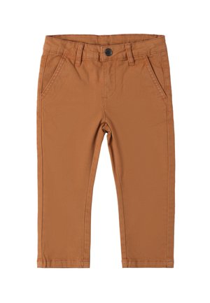 Pantaloni in cotone marrone con una vestibilità slim, dotati di tasche anteriori, passanti per cintura e chiusura con bottone metallico. Texture liscia e design strutturato.