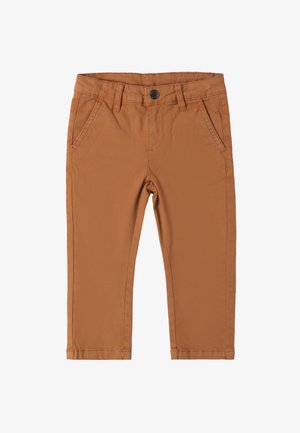 Pantalon en coton marron avec une coupe slim, doté de poches avant, de passants de ceinture et d'une fermeture à bouton en métal. Texture lisse et design structuré.