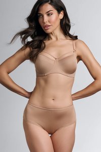 Ensemble de lingerie beige comprenant un soutien-gorge structuré avec bretelles réglables et un slip taille haute, tous deux en tissu lisse et extensible.