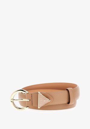 Ceinture en cuir texturé tan avec boucle arrondie dorée et détail du logo triangulaire Guess, enroulée sur un fond blanc.