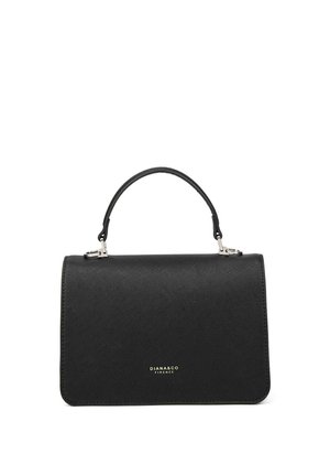 Borsa a tracolla in finta pelle nera con una forma strutturata, manico superiore, finiture in argento e un sottile motivo testurizzato. Dettagli del logo dorato sulla parte anteriore.
