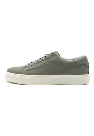 Sneakers in pelle grigia con punta rotonda, suola in gomma bianca, lacci tonali e logo del marchio sul lato. Texture liscia e design minimalista.