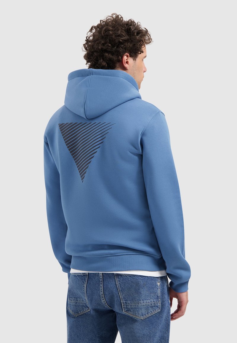 Blauwe hoodie met een diagonaal gestreepte driehoekgrafiek op de achterkant. Gemaakt van zachte stof met een relaxte pasvorm en een buidelzak.
