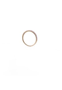 Guldring med en slät band, med en rad små rosa stenar inlagda längs den övre kanten. Enkelt, cirkulärt mönster med en polerad yta.