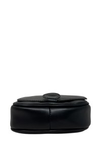 Borsa a mano nera in pelle con una texture liscia, forma arrotondata e chiusura a linguetta. Presenta un sottile dettaglio cucito lungo i bordi.