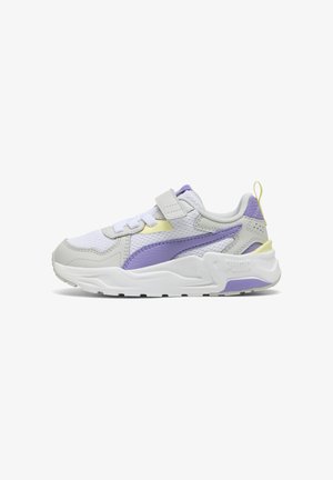 Scarpe sportive con una tomaia in rete bianca, dettagli grigi e viola, una fascia in velcro e una suola spessa bianca. Presenta un logo sul lato.
