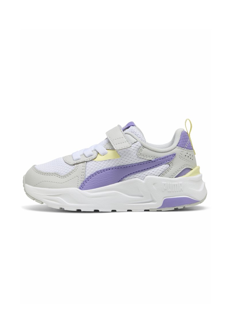 Baskets de sport avec un dessus en maille blanche, des accents gris et violet, une sangle en velcro et une épaisse semelle blanche. Présente un logo sur le côté.