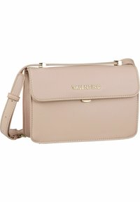 Ljusrosa lädercrossbodyväska med klaffstängning, guldfärgade detaljer och präglat varumärke på framsidan. Justerbar rem ingår.