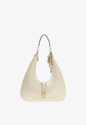 Sac à main en cuir couleur crème avec une seule sangle d'épaule, une fermeture à glissière dorée, un porte-clés décoratif et un petit logo au centre avant.