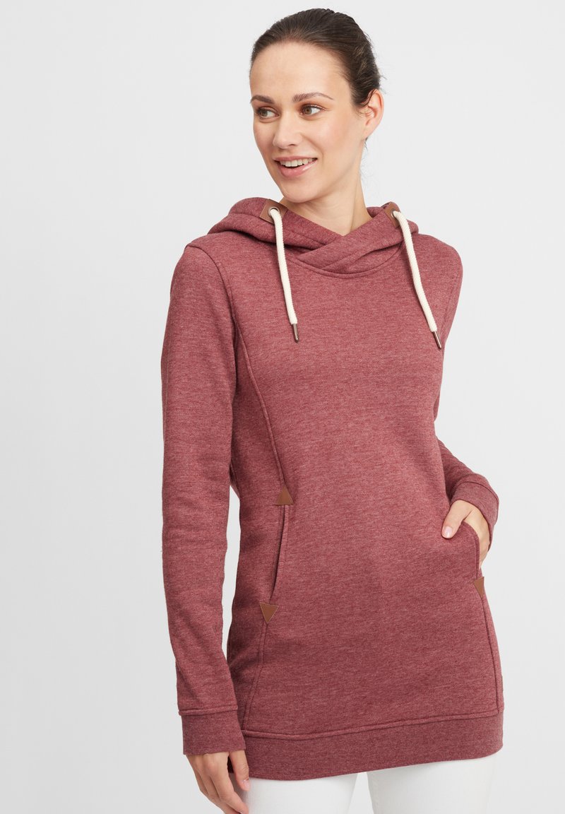 Sweatshirt à capuche bordeaux en tissu doux, avec un col montant, une fermeture à cordon de serrage, des poches latérales et des accents en cuir triangulaires.