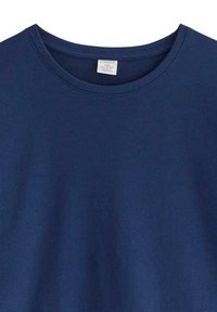 Mörkblå kortärmad T-shirt tillverkad av mjukt bomullstyg med rund halsringning. Sömlös halsringning och minimal synlig söm.