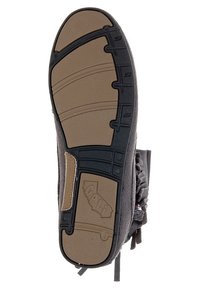 Zwarte suède schoenzool met rubberen profiel; heeft een tankleurig anti-slippatroon en "CALI" logo. Zijkantstiksels zijn zichtbaar, met een zachte textuur.