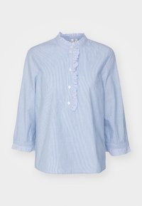 Lys blå stripete bluse med volangkrage og knappestolpe, trekvart ermer og knappelukking, laget av et mykt stoff.