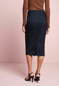 Next TAILORED MIDI PENCIL SKIRT - Pliiatsseelik - navy blue